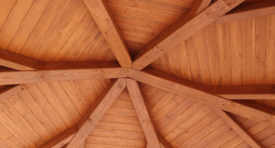 detail na strop dreveného altánku