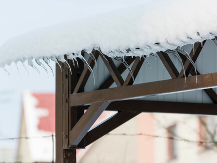 snehom pokrytá strecha dreveného prístrešku