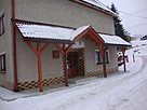 drevený prístrešok nad vchodom domu drevený prístrešok nad vchodom domu